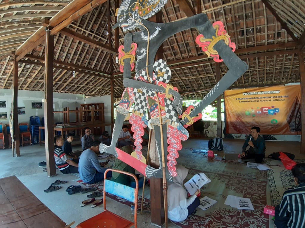 FEB UNS Research Group Gives a Training on E-Branding in Kepuhsari Tourism Village