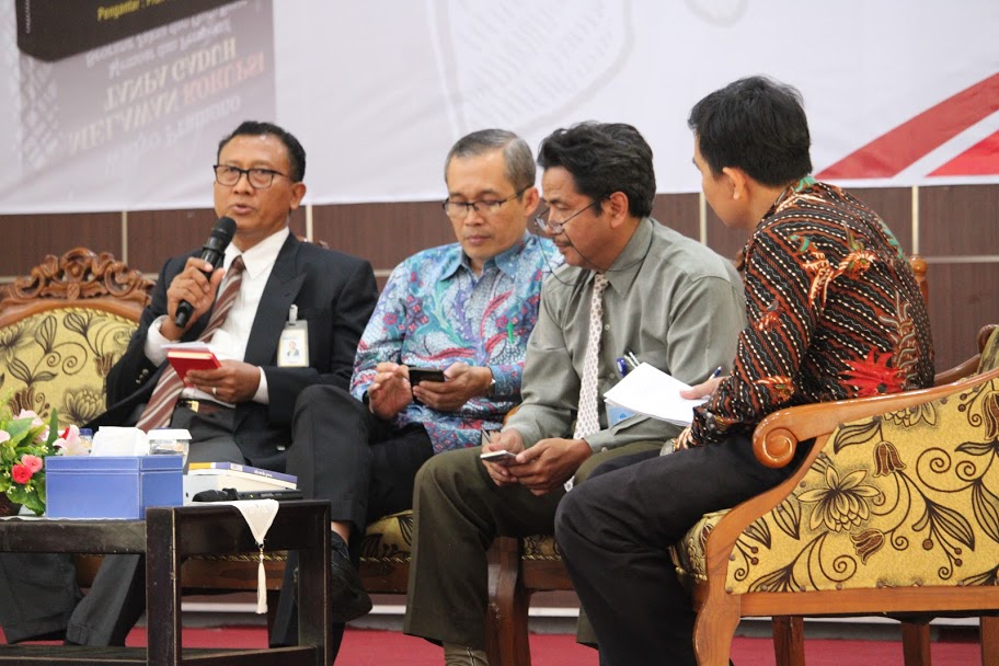 A Collaborative Seminar between the Faculty of Economics and Business (FEB) and Faculty of Law (FH) UNS: Fighting Corruption Without Hustle-Bustle