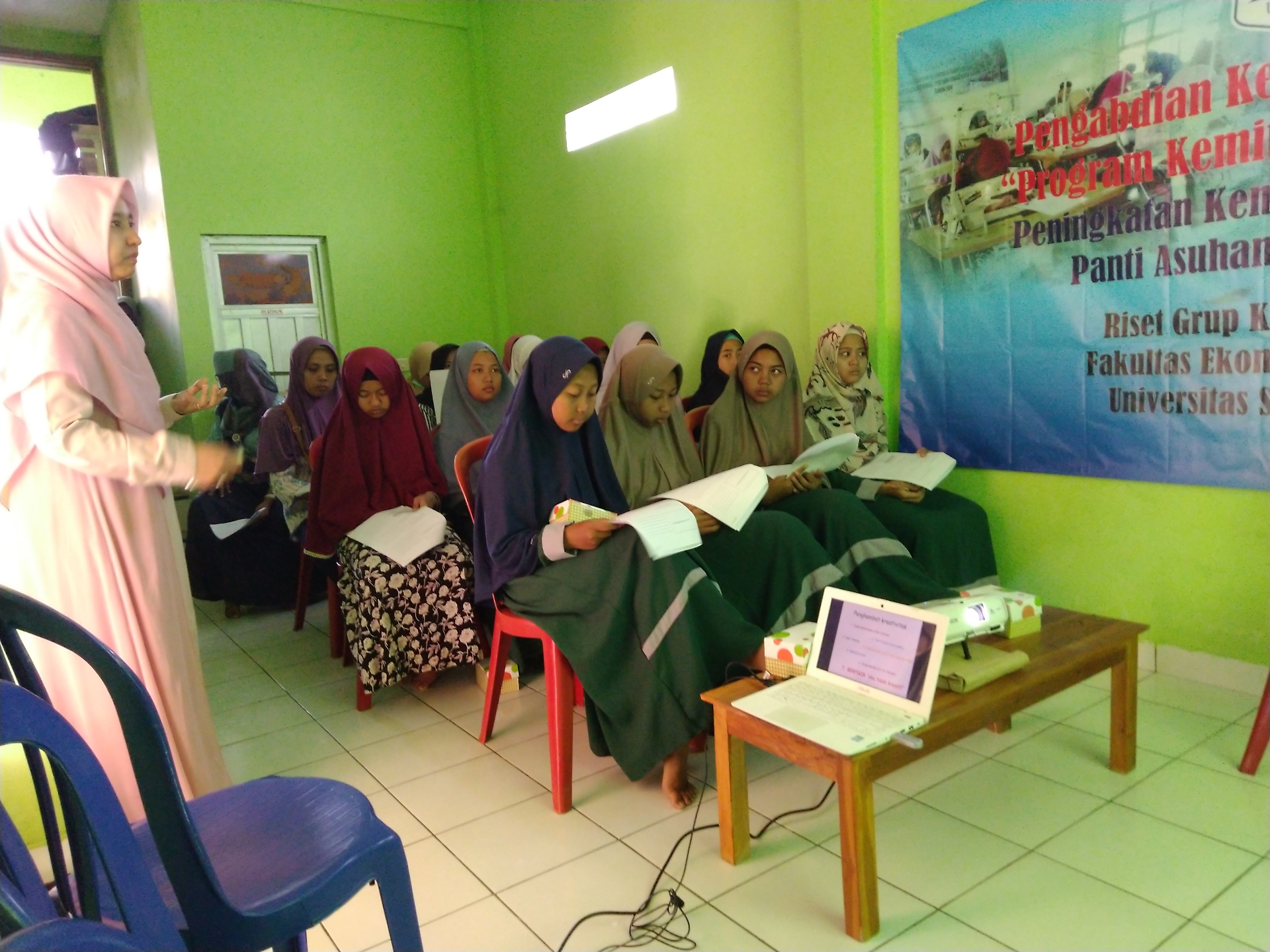 Tim Dosen Manajemen FEB UNS Beri Pelatihan Panti Asuhan
