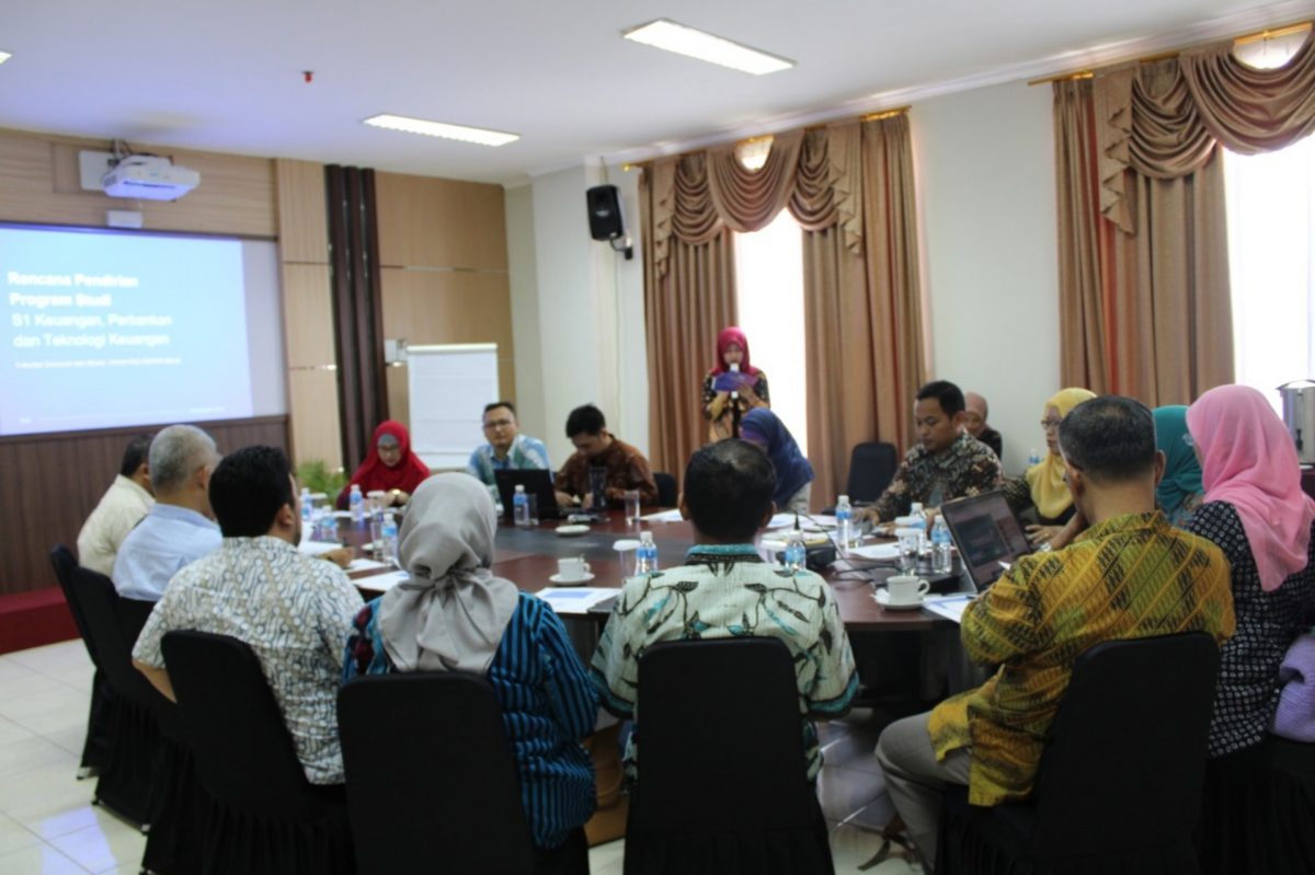 Undang Prof. Wimboh, FEB UNS Gelar FGD Pendirian Prodi Fintech.
