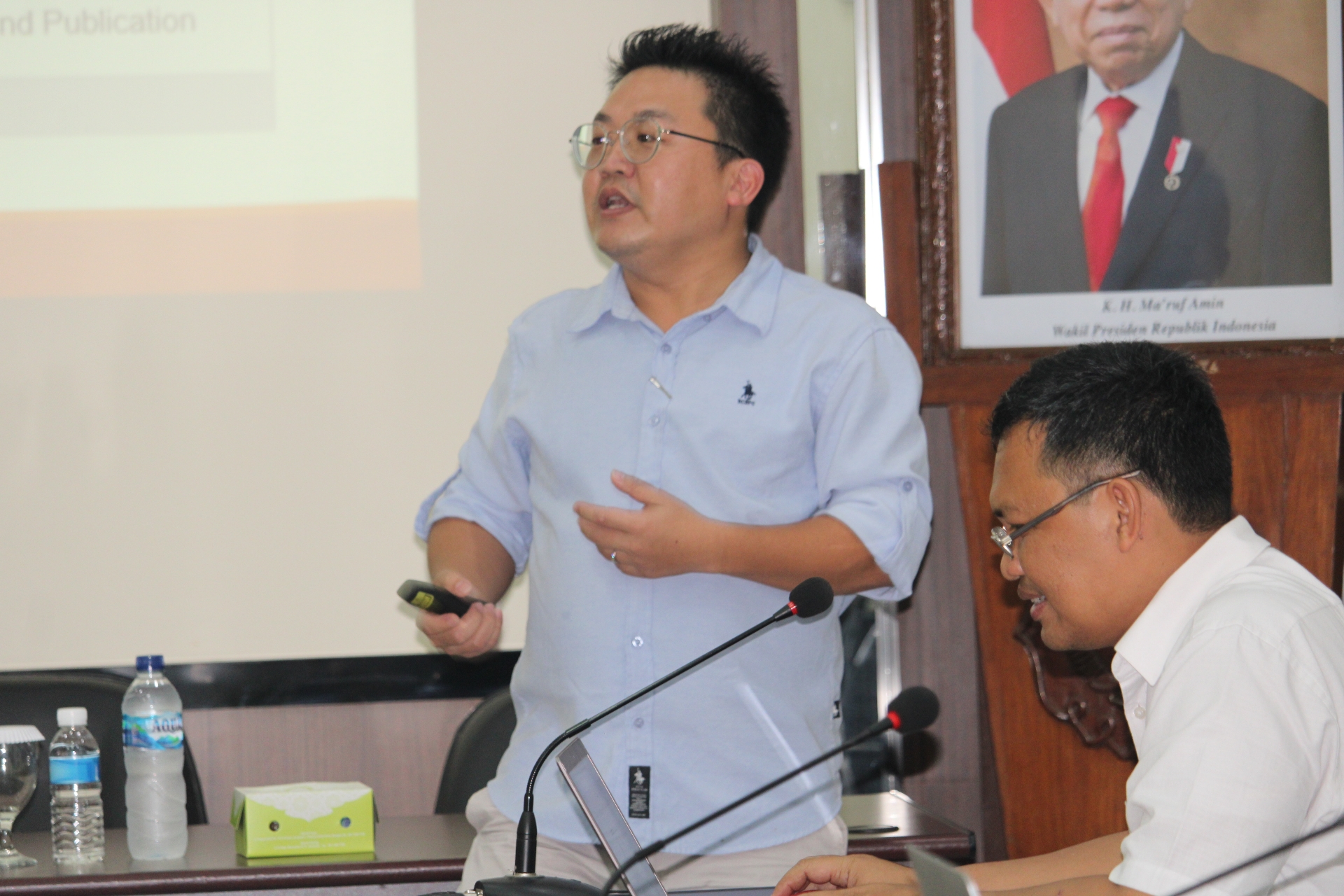 Dr. Tang Ajarkan Strategi Menulis artikel yang Baik