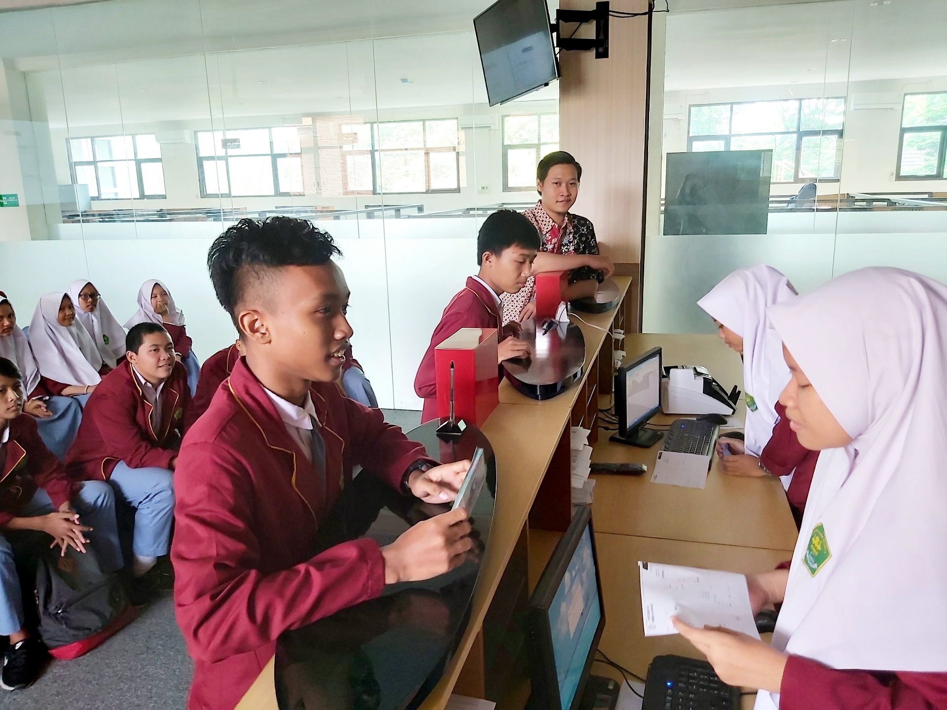 Siswa-Siswi MAN 2 Surakarta Melakukan Simulasi di Laboratorium FEB UNS