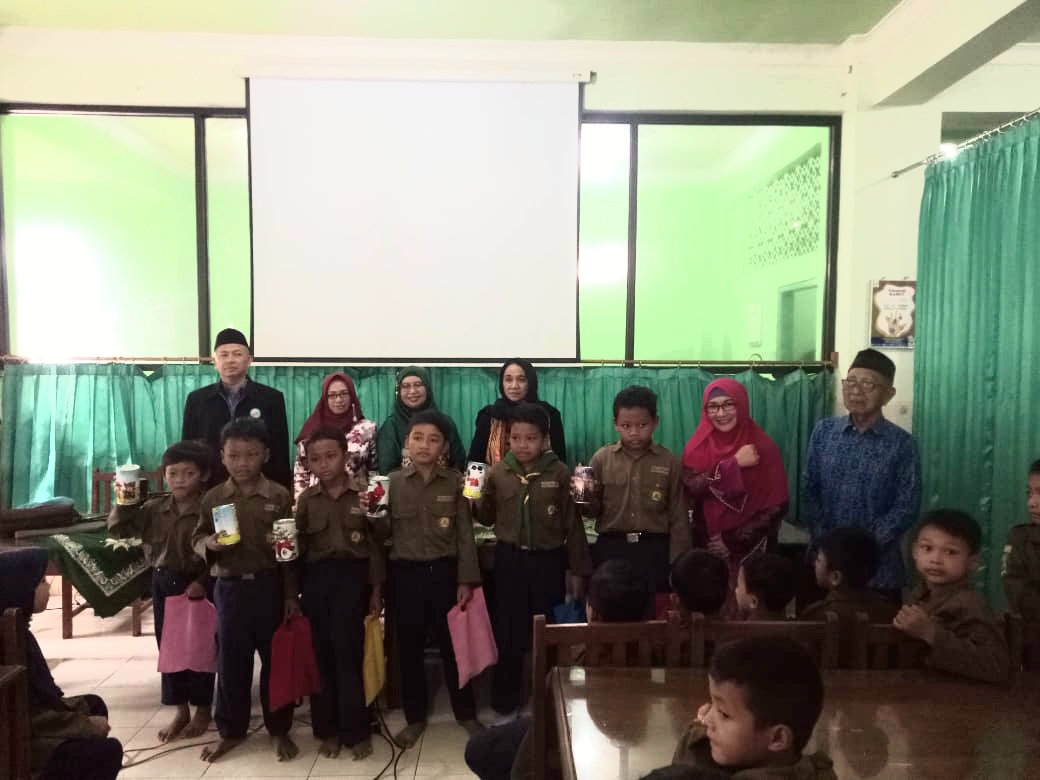 Kedatangan Dosen FEB Disambut Siswa dengan Lagu dan Tepuk Tangan