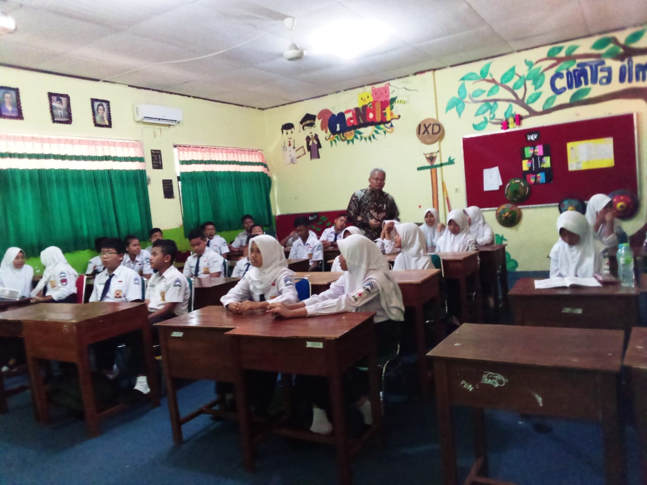 Dosen FEB UNS Tanamkan Nilai-Nilai Kebangsaan dan Beri Pengetahuan Softskill kepada Siswa SMP