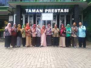 FEB UNS Lecturers at SMA N 1 Trenggalek