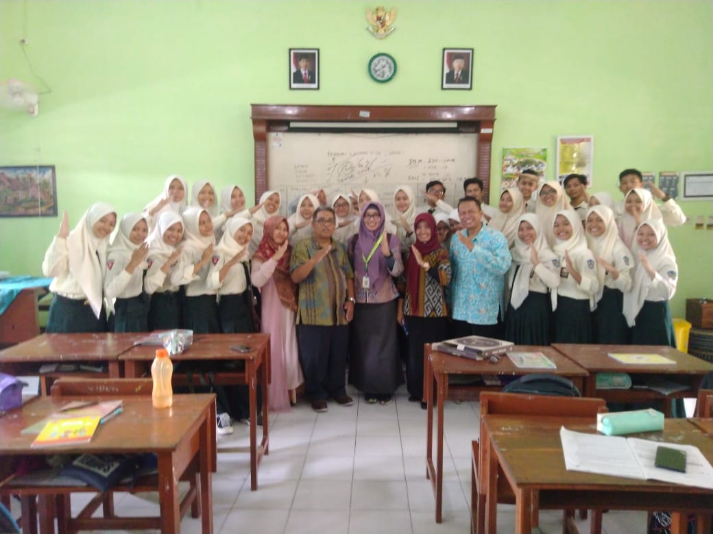 Mengabdi di Sekolah Asal, Dosen dan Alumni UNS Mengajar Siswa SMAN 1 Trenggalek