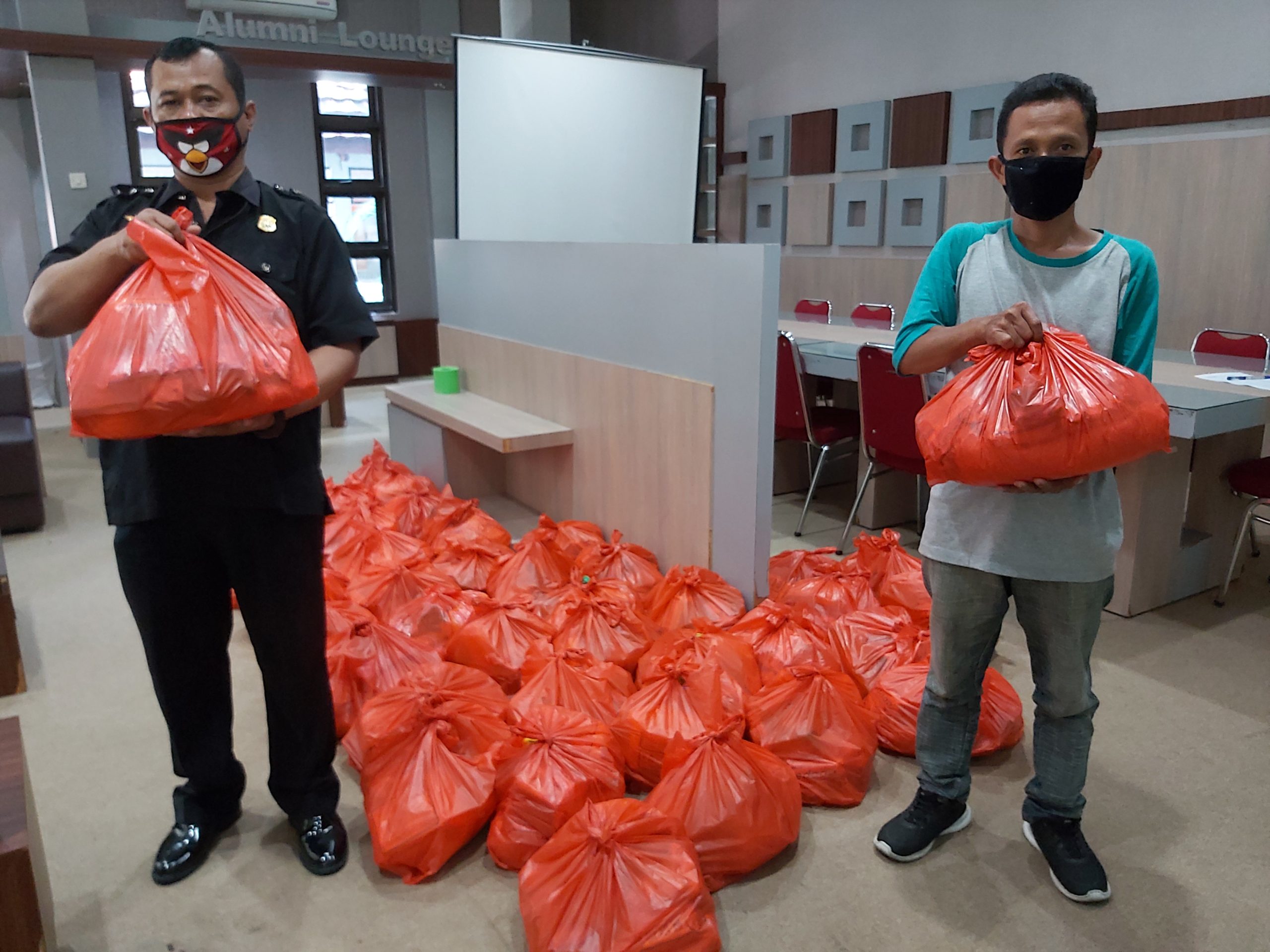 Para Dosen FEB Donasikan Sembako dan Masker