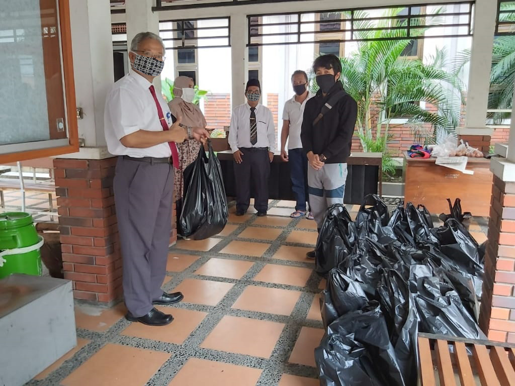Tahap Kedua, Tim Satgas Covid-19 FEB UNS Bantu Mahasiswa