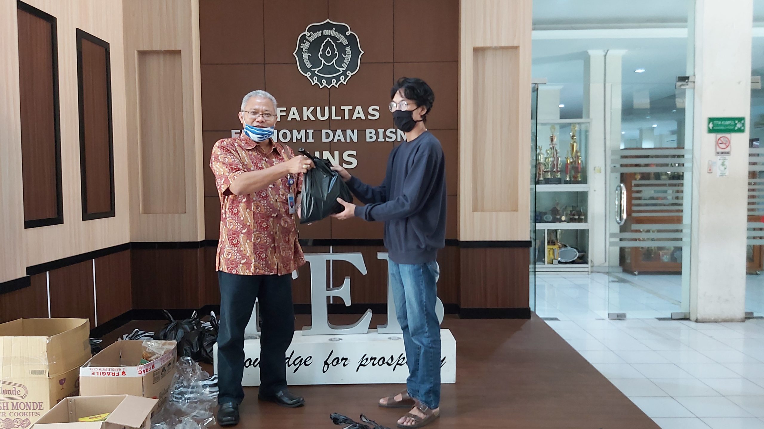 Satgas Dampak Covid-19 UNS Bersama Teh Sepeda Balap Beri Bantuan Bahan Pangan kepada Mahasiswa