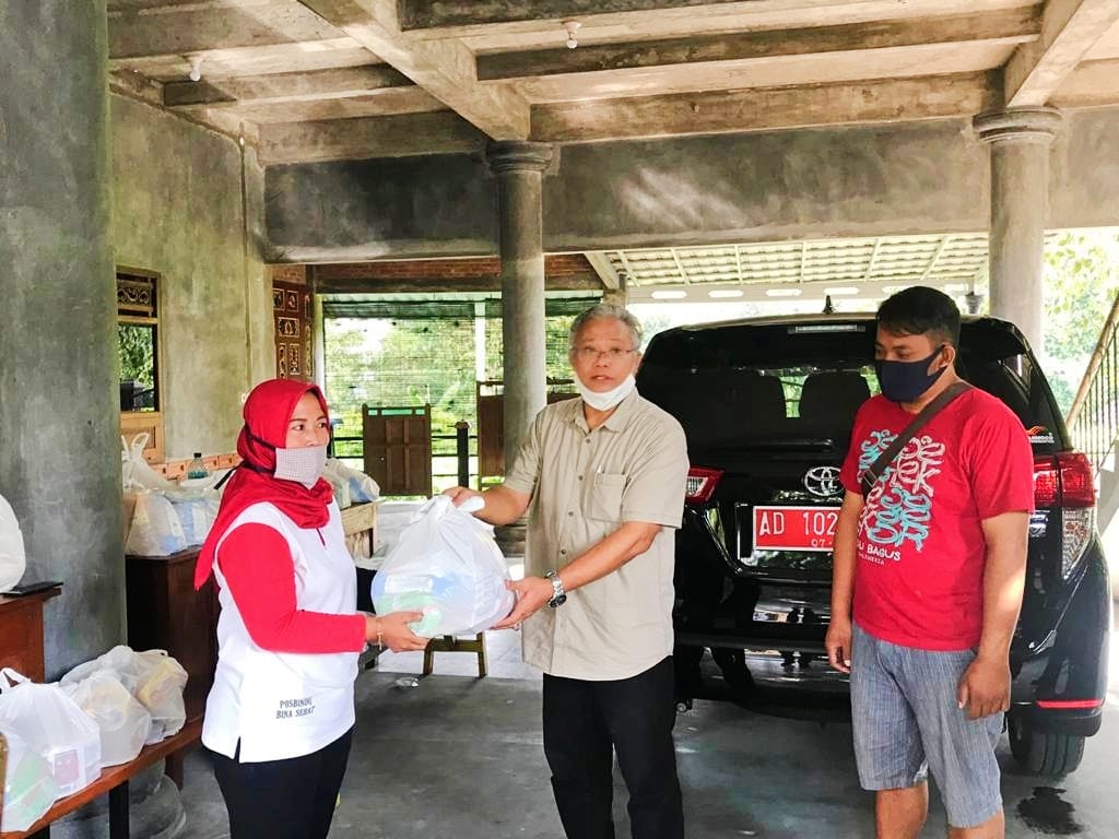 Tim Satgas Dampak Covid-19 FEB UNS Bantu Masyarakat di Cangkringan
