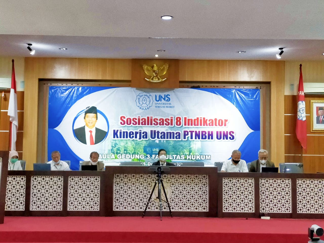 Pimpinan FEB dan FH UNS Ikuti Sosialisasi 8 Indikator Kinerja Utama