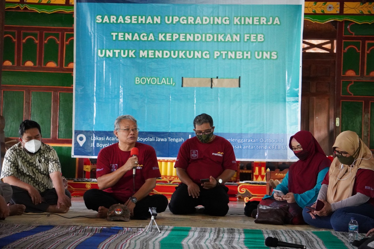 Dekan FEB Beri Motivasi Tendik di Acara Sarasehan