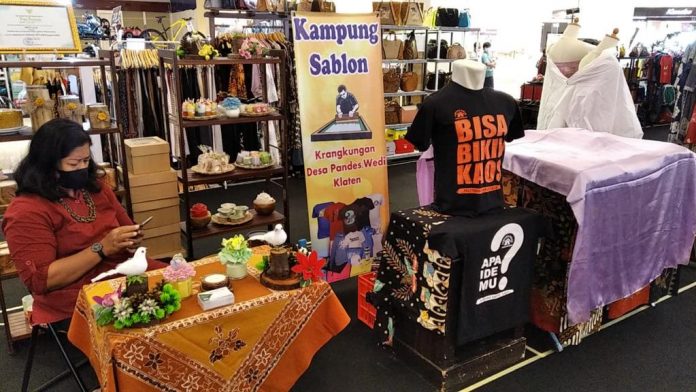 Tim Peneliti Kolaborasi Dua Perguruan Tinggi Bantu Pulihkan Ekonomi Kampung Kaos