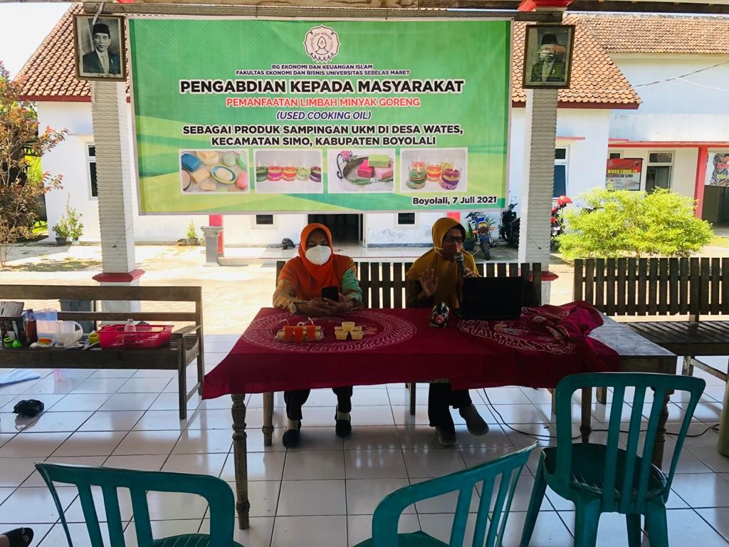Riset Grup FEB UNS Beri Pelatihan Pemanfaatan Limbah Minyak Goreng