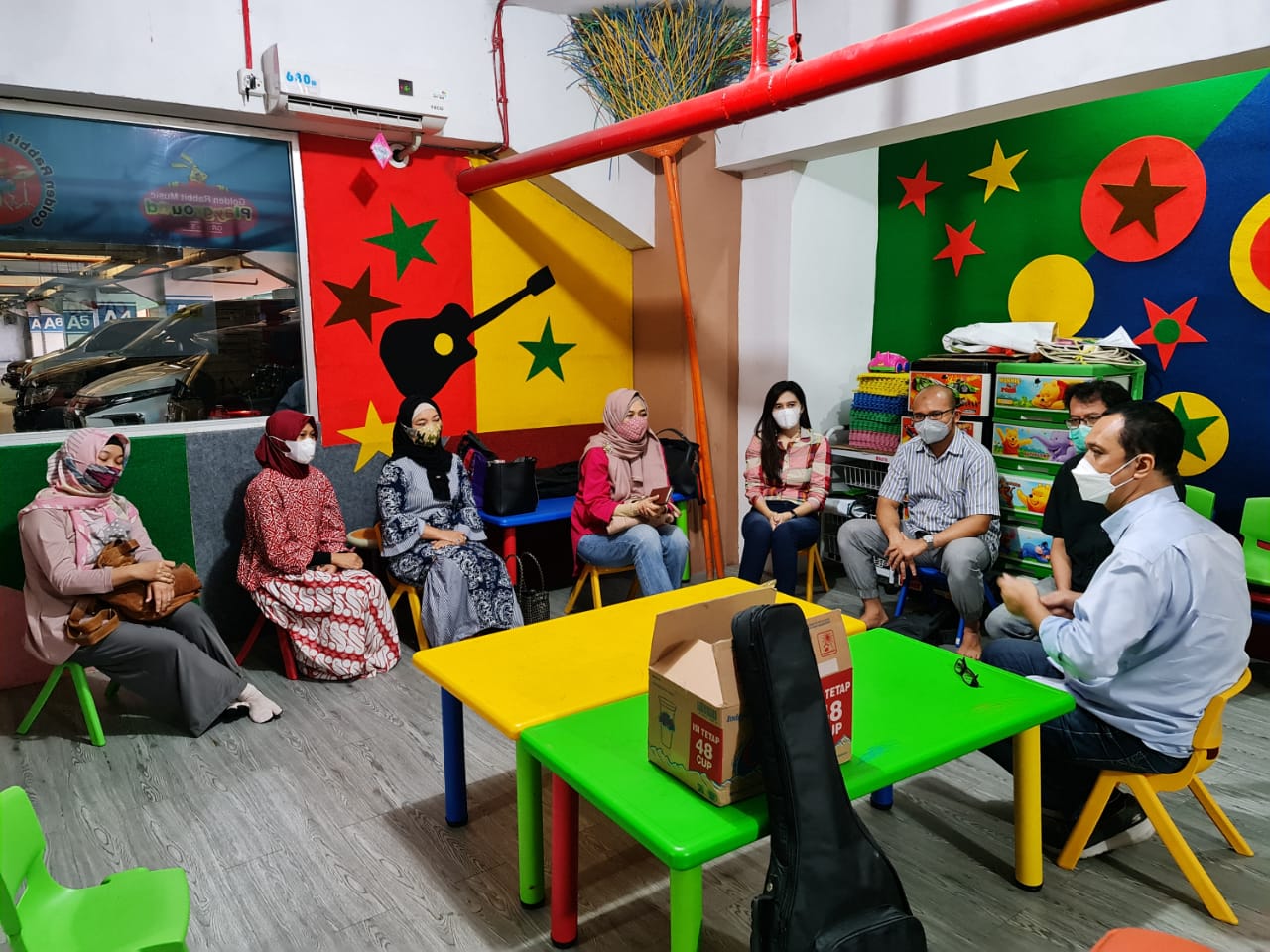 Tim Abdimas FEB UNS dan Sekolah Vokasi Bekerja Sama dengan Gilang Ramadhan Studio Band, Latih Peserta Program Cayoo