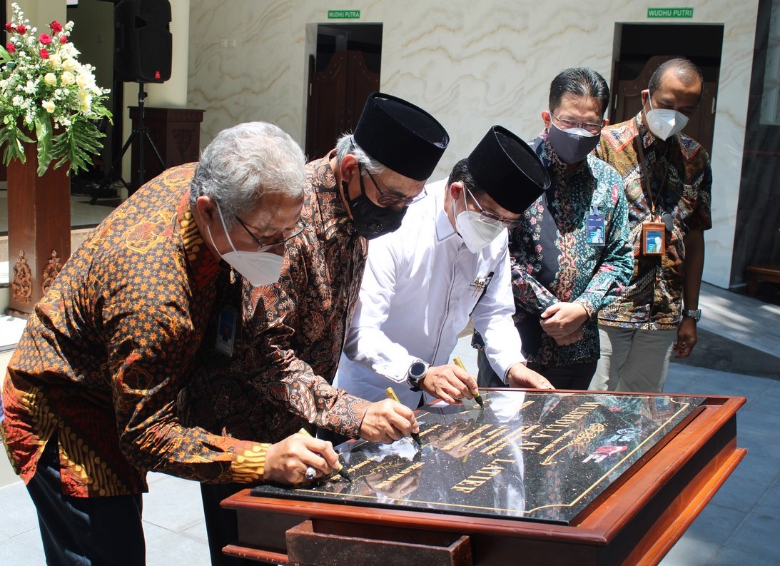 Ketua OJK, Rektor UNS dan Dekan FEB UNS Tandatangani Prasasti, Resmikan Masjid Al-Latief FEB UNS