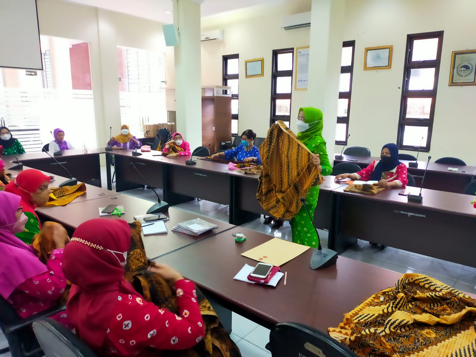Peringati Hari Kartini, Dharma Wanita Persatuan UP FEB UNS Belajar Mewiru Jarik