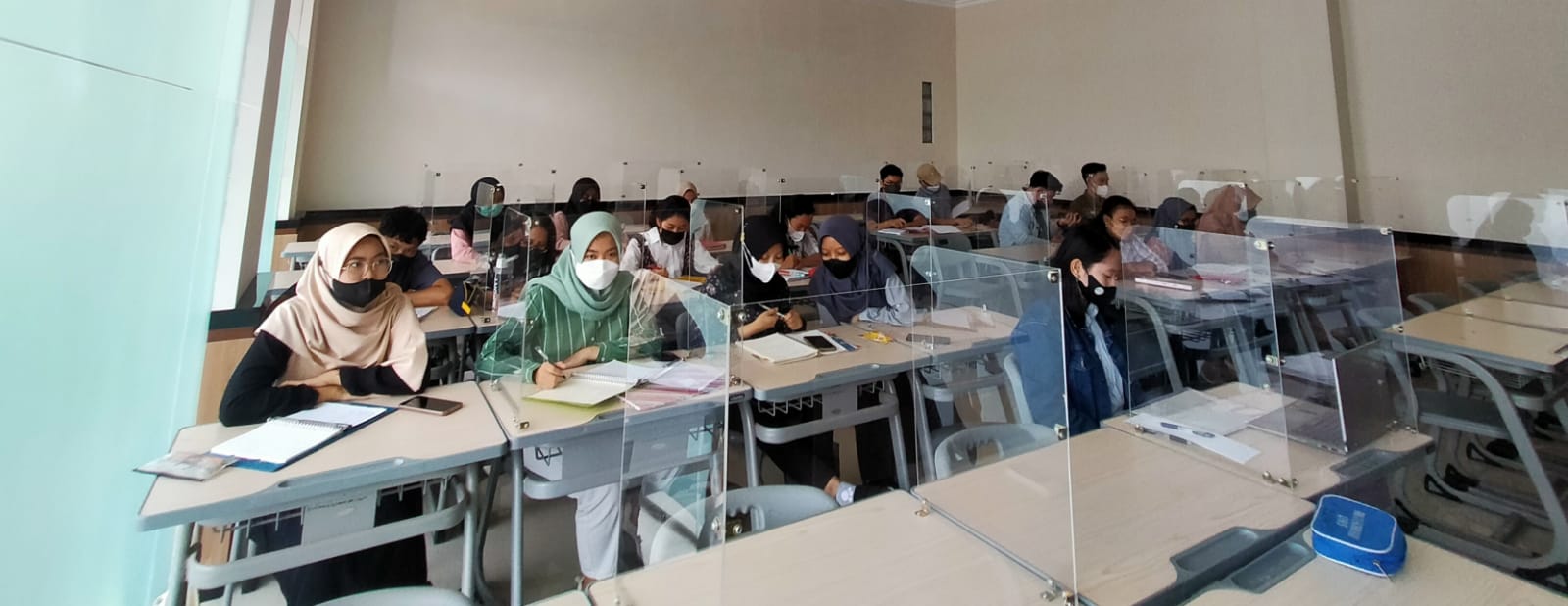 Dekan: Kuliah Perdana Luring di FEB Berjalan Lancar