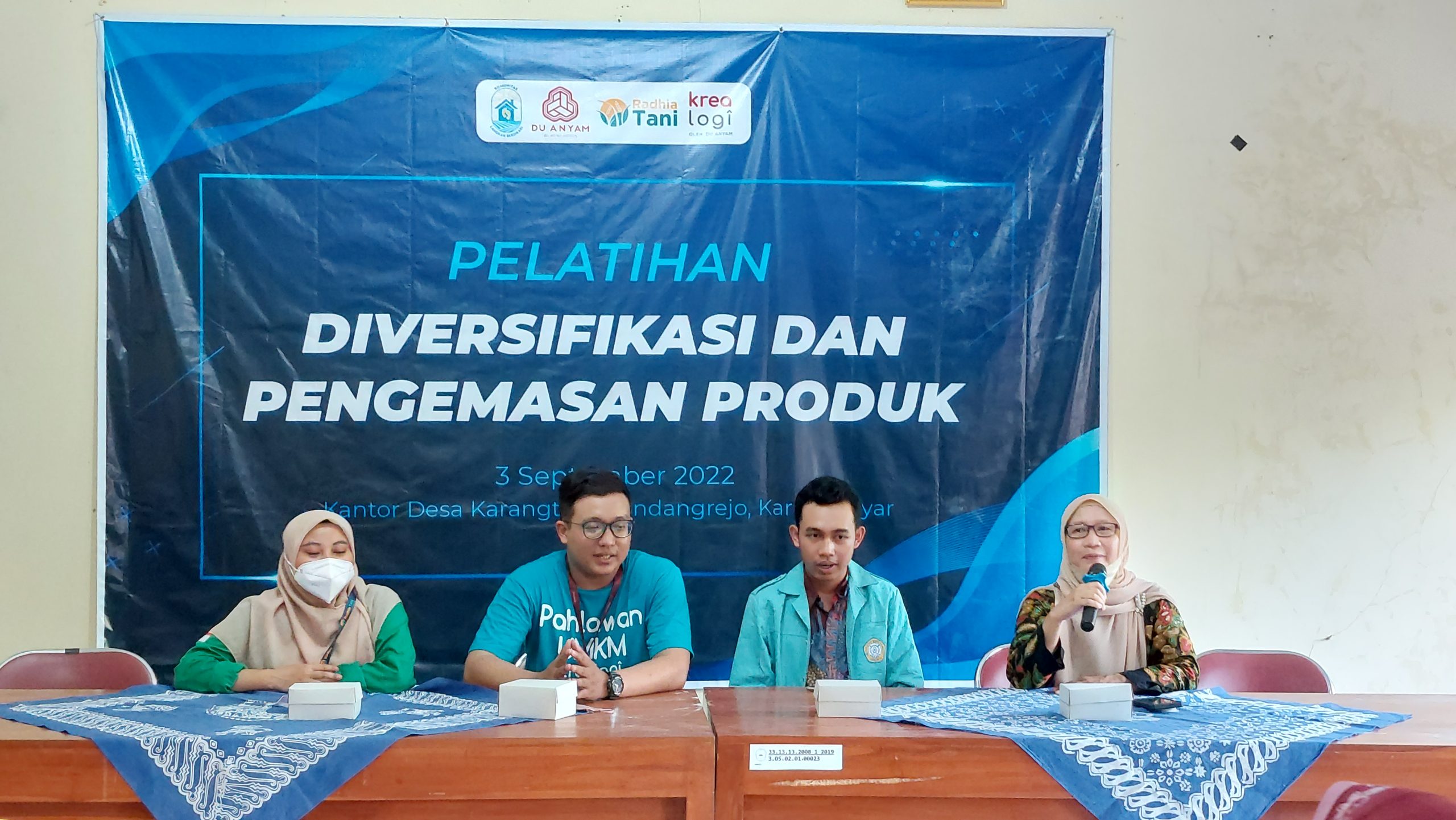 PPK ORMAWA BEM FEB UNS Kerja Sama dengan Krealogi dan Radhia Tani Beri Pelatihan UMKM Desa Karangturi