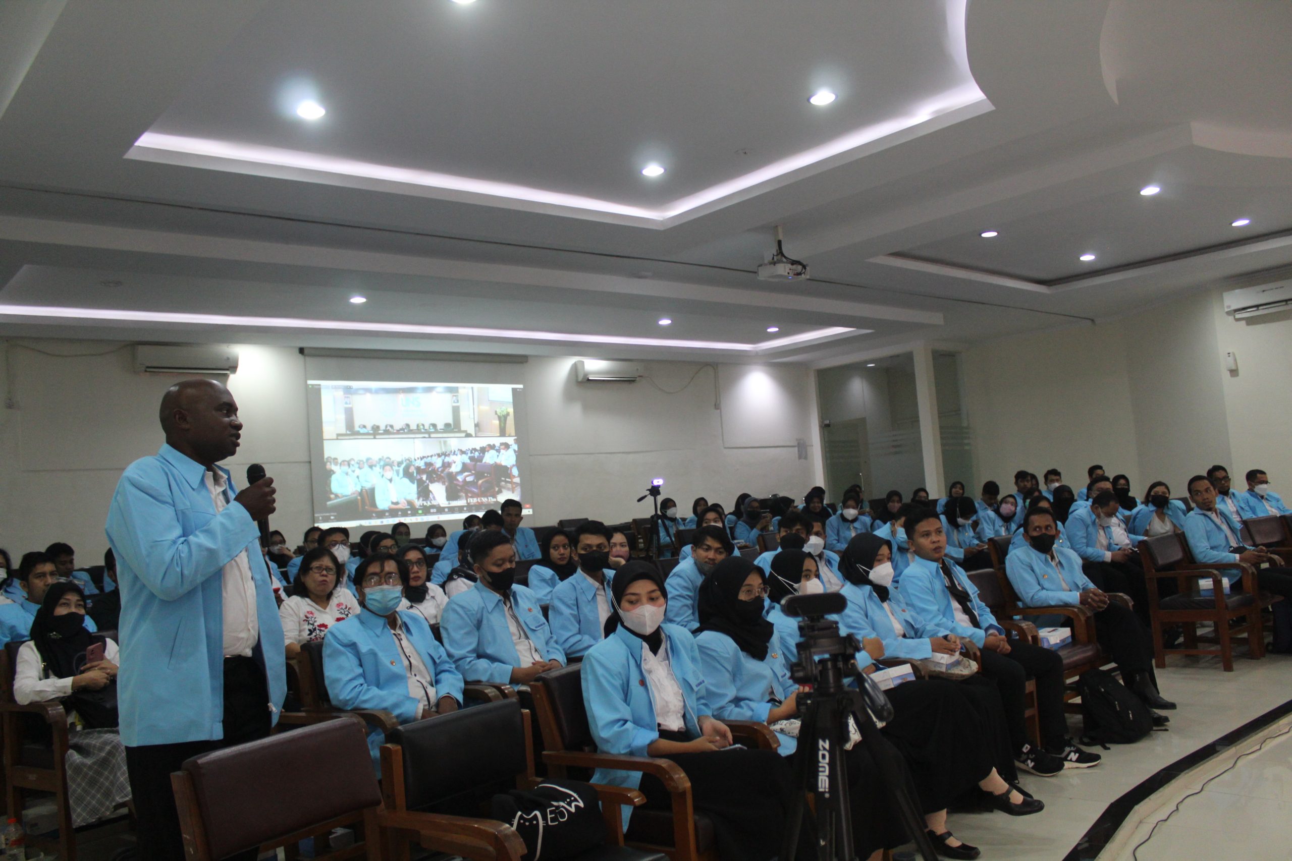 Mahasiswa Baru Program Pascasarjana FEB UNS Ikuti PKKMB