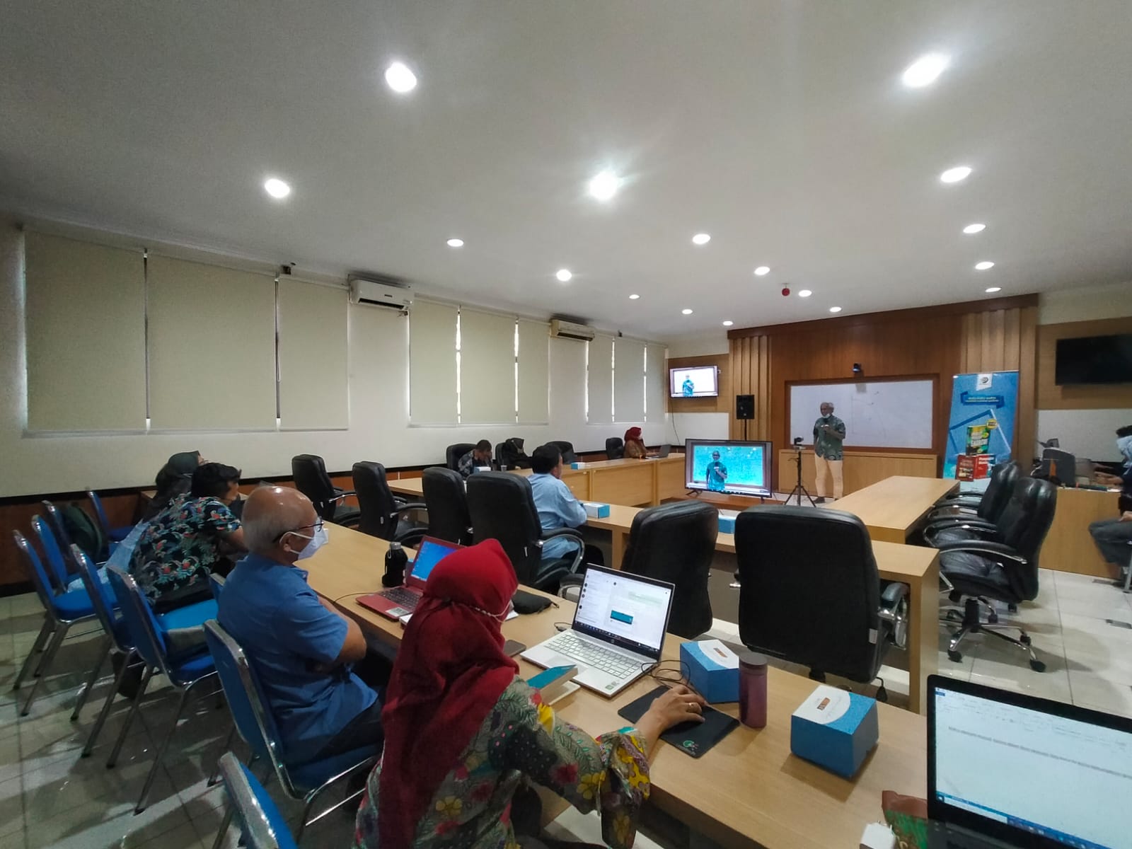 Prodi EP Gelar Forum Diskusi Prinsip-Prinsip Ekonomi bersama Prof. Sadono
