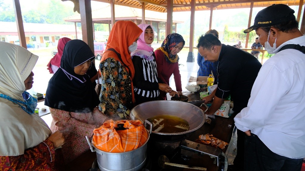 RG Ekonomi Kreatif Beri Pelatihan Inovasi Produk bagi BUMDES dan UMKM Desa Polengan
