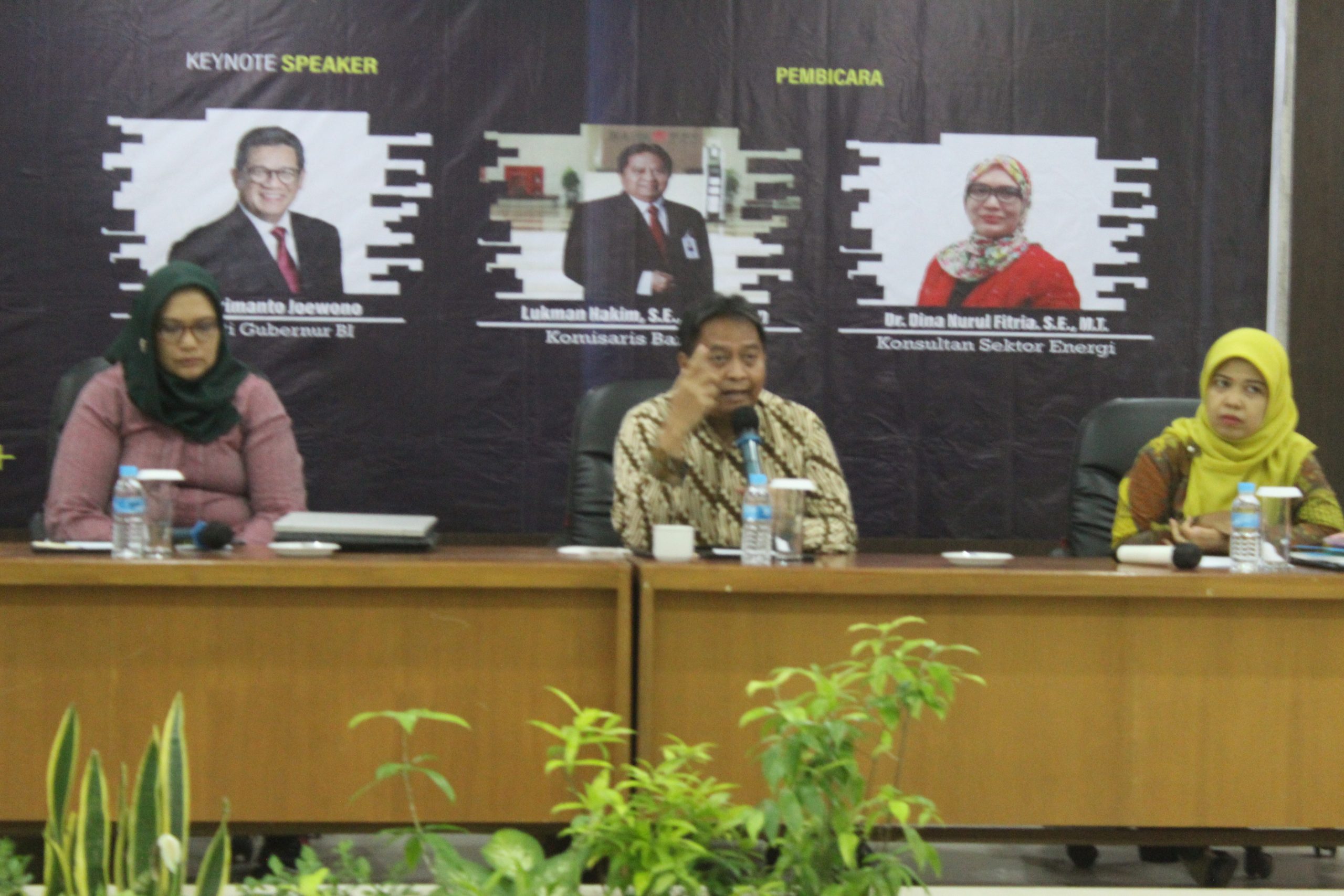 BPU FEB UNS Gelar Seminar Economic Outlook 2023: Prospek Ekonomi Indonesia 2023 dan Revitalisasi Strategi Bisnis