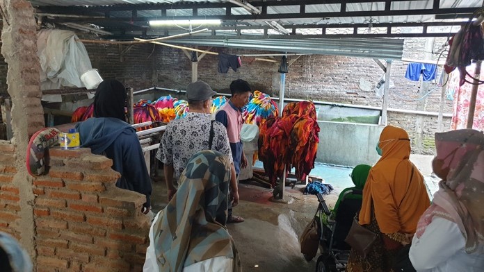 RG Akuntansi Keperilakuan FEB UNS Dampingi Pengrajin Kain Pantai di Desa Laban