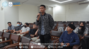Student of FEB UNS attending Visiting Lecture