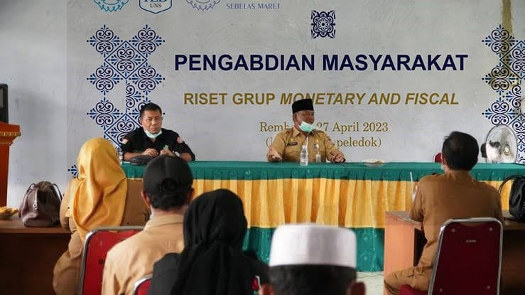 Grup Riset Monetary and Fiscal Studies  Dampingi Petani Desa Japeledok, Buat Pupuk Mandiri