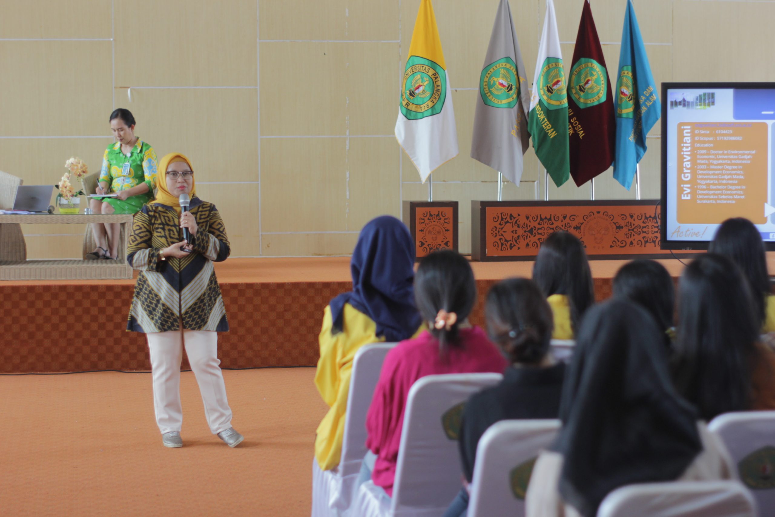 Kolaborasi UNS dan UPR Gelar Seminar Ekonomi dengan tema “Ekonomi Sirkular dalam Sustainable Development Goals dan Implikasinya pada Sawit