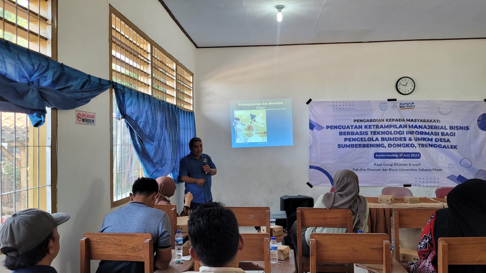 Grup Riset Ekonomi Kreatif Latih Pengelola BUMDES dan UMKM Desa Sumber Bening dengan Keterampilan Manajerial Bisnis Berbasis Teknologi Informasi
