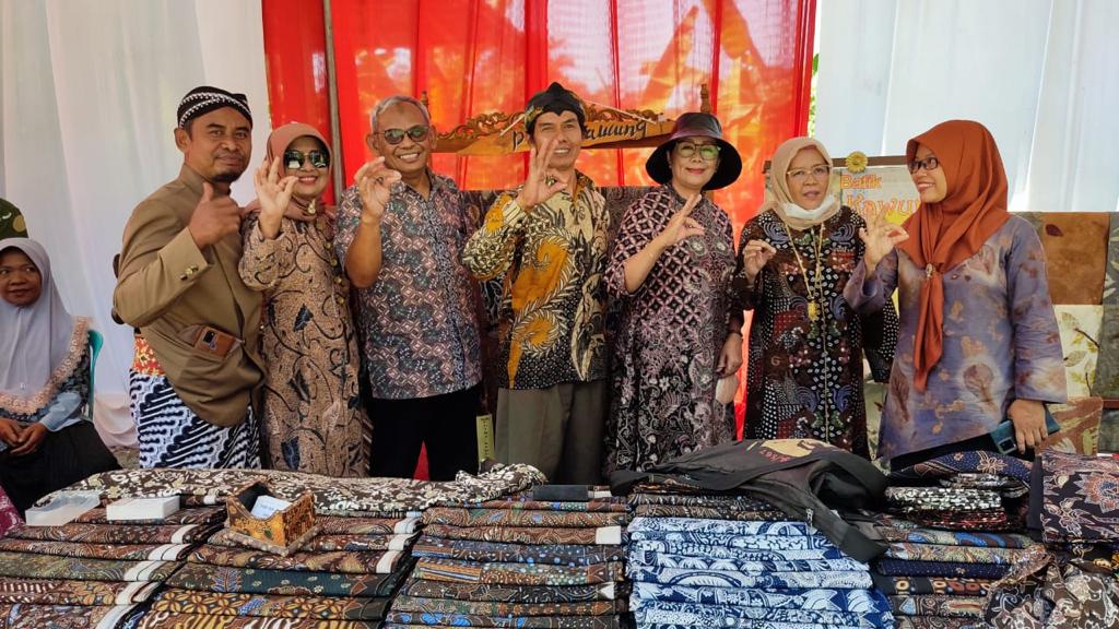 Tim Pengabdian FEB UNS Dampingi Kelompok Usaha Bersama Putri Kawung Bayat