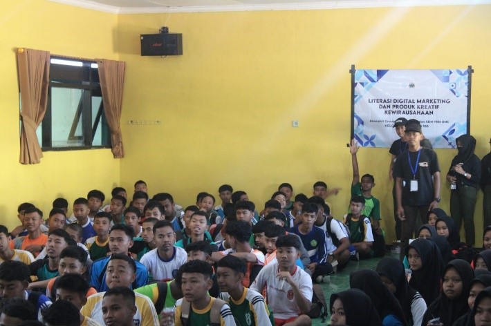 RG Kelembagaan dan Sumber Daya Manusia Latih Digital Marketing dan Produk Kreatif Kewirausahaan kepada SMK Bhakti Karya Karanganyar