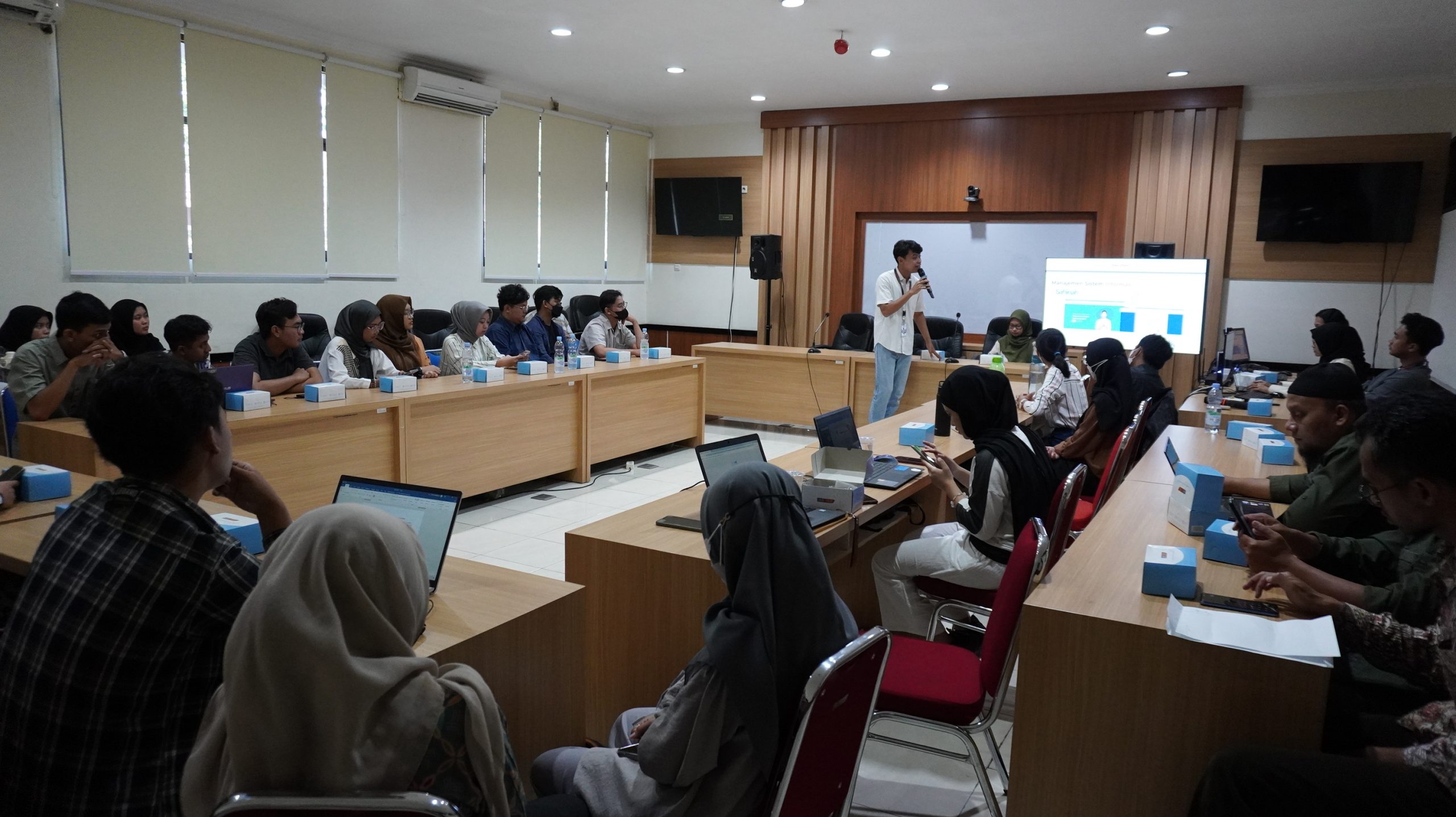 Mahasiswa dan Tendik FEB Ikuti Workshop Sistem Informasi dan Sosial Media FEB UNS
