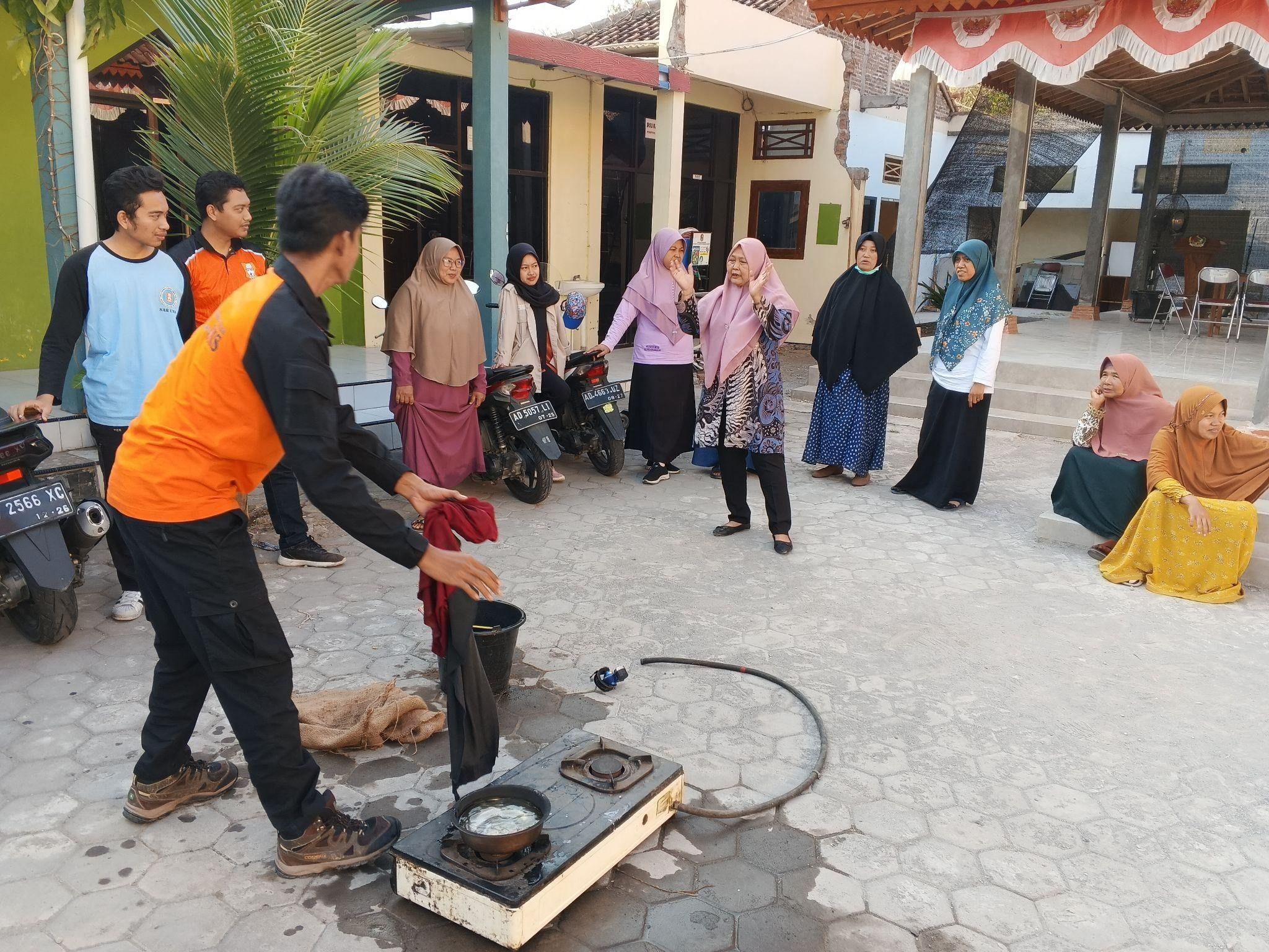 Tanggap Potensi Bencana, Tim PPK Ormawa BEM FEB Bersama SAR UNS Gelar Program Perempuan Paham Mitigasi Bencana di Desa Karangturi