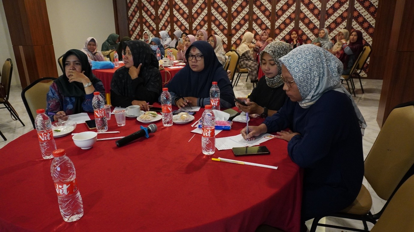 Pengabdian Masyarakat Grup Riset Institusi dan Pasar Keuangan FEB Bahas Topik Strategi Pengelolaan Keuangan Keluarga