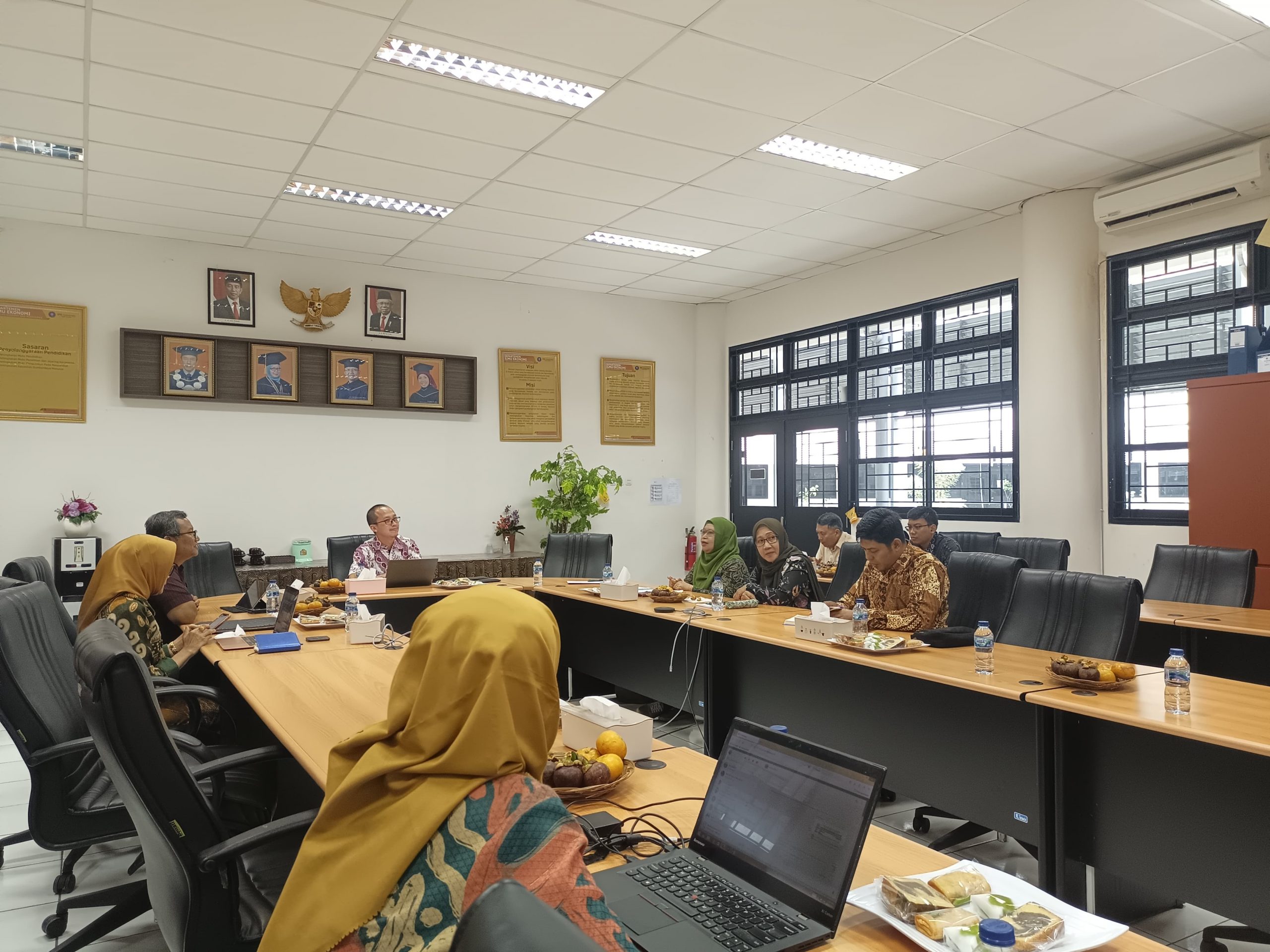 MESP FEB UNS Kunjungi Program Studi Magister Ilmu Ekonomi UI dan IPB  