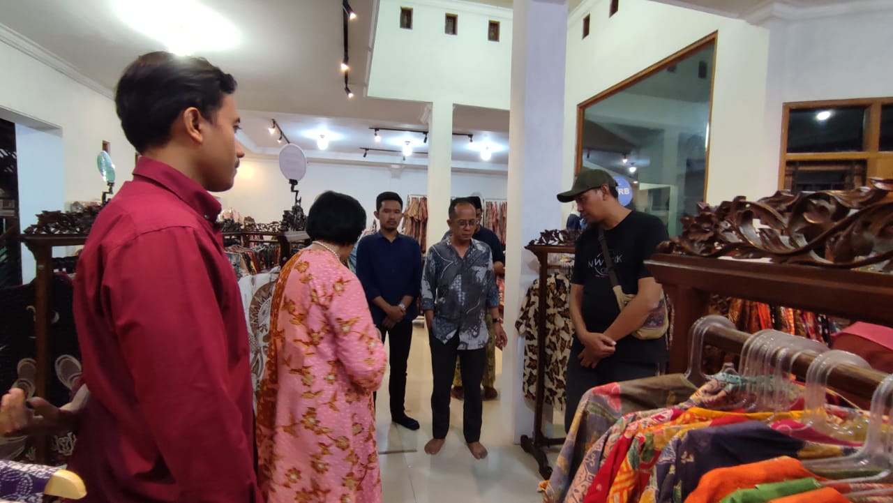UNS dan Universitas Pekalongan Dampingi UKM Batik Di Pekalongan dengan Pemanfaatan Teknologi Inovasi