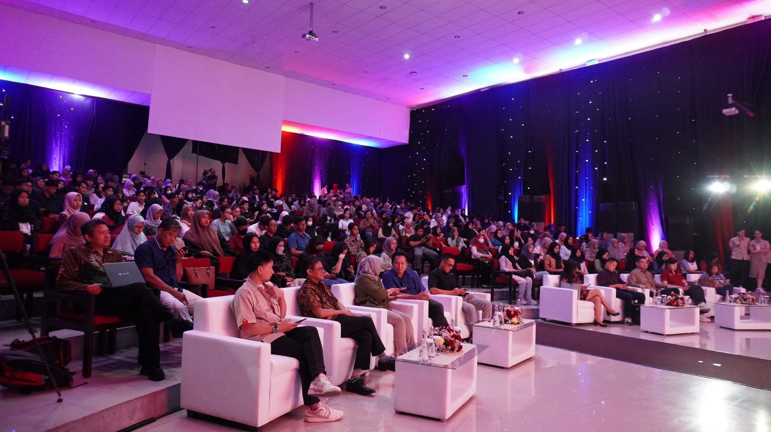 Lebih dari 250 Mahasiswa Penuhi Aula FEB di Gelaran Wealth XPO on Campus