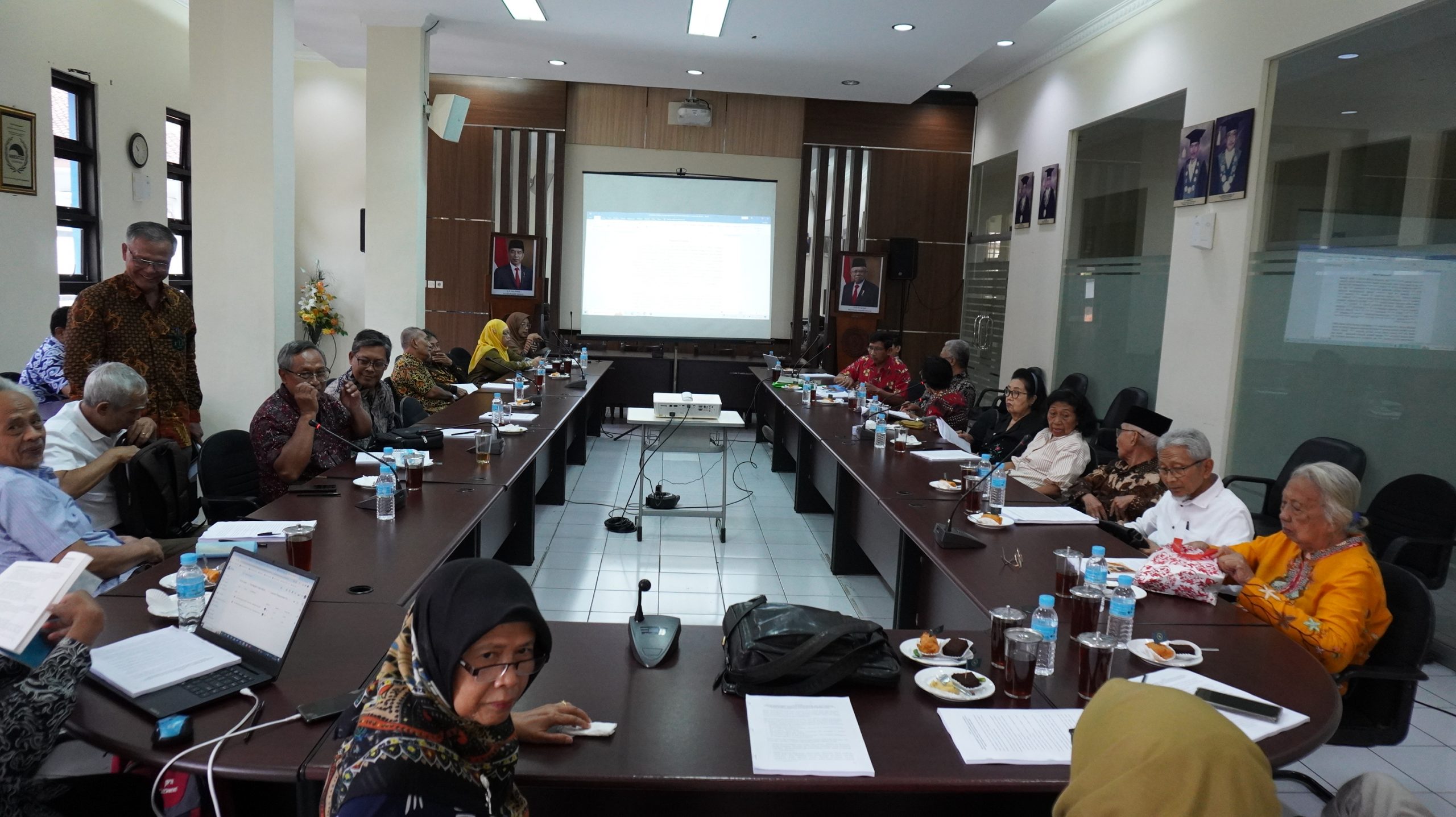 Focus Group Discussion Penyusunan Buku Sejarah FEB, Undang Pelaku Sejarah