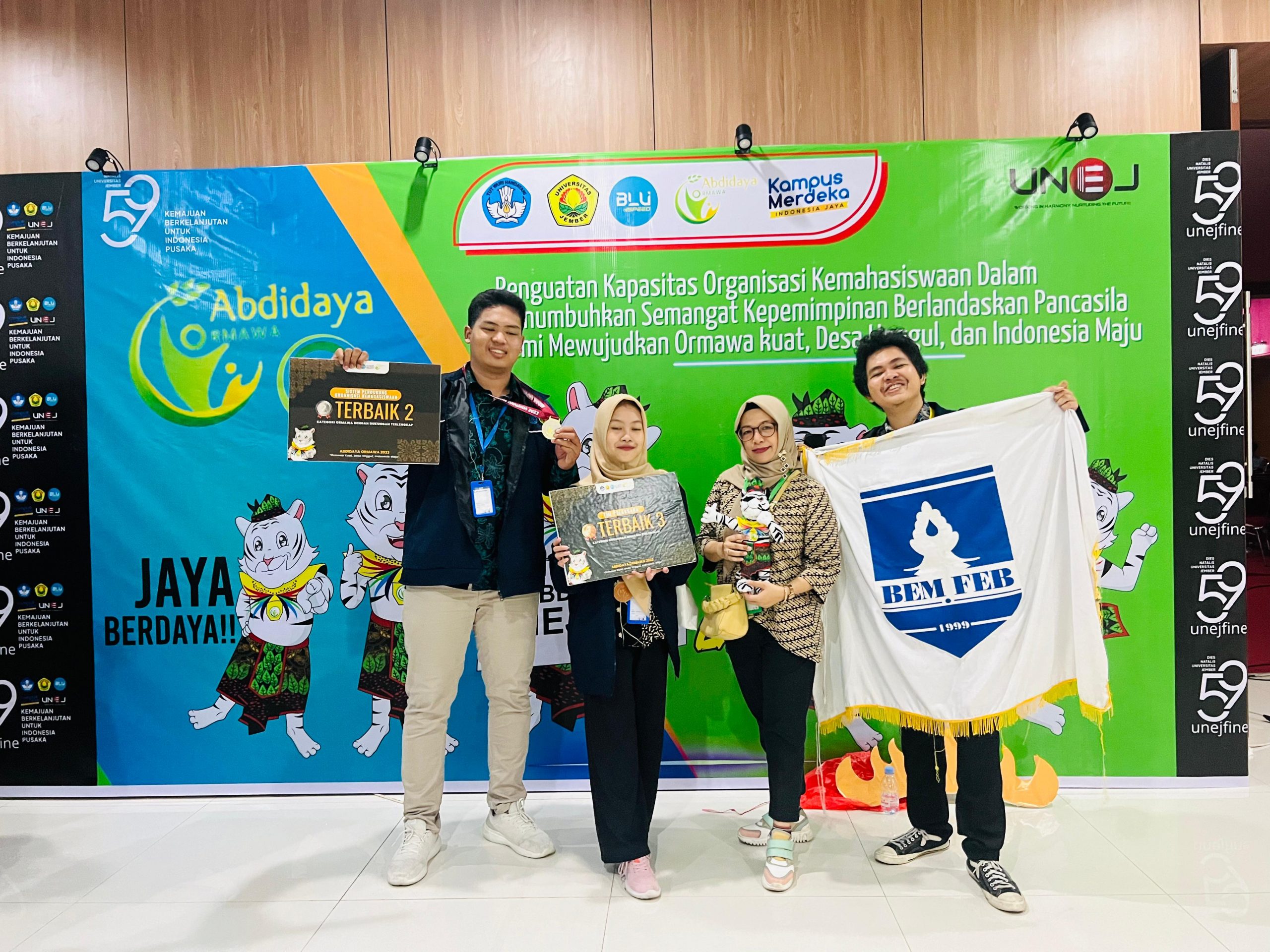 Tim PPK Ormawa BEM FEB UNS Bawa Pulang 2 Penghargaan Abdidaya Ormawa 2023