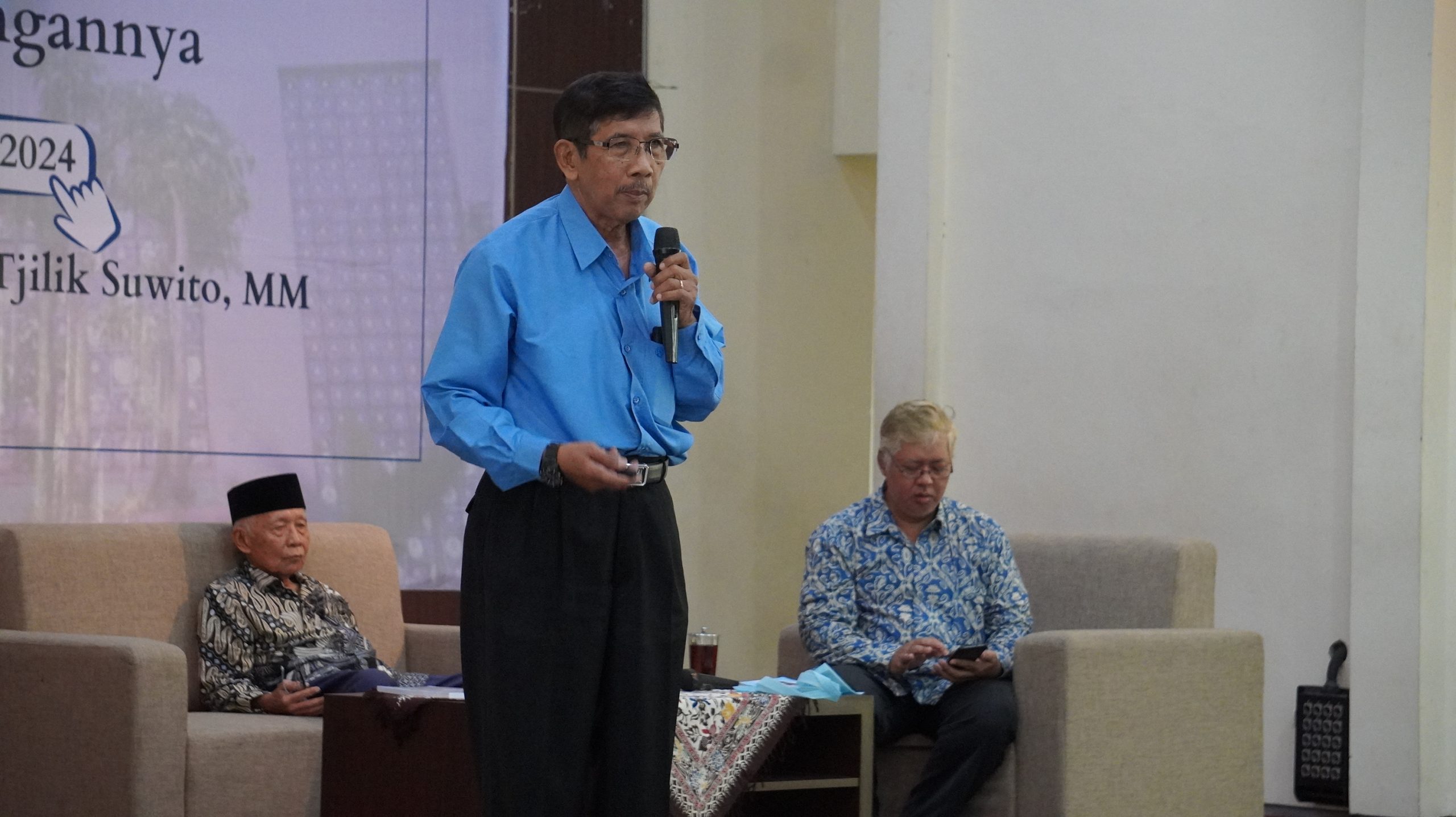 Disusun Maraton dalam Sebulan, Buku Sejarah Berdirinya Fakultas Ekonomi UNS dan Perkembangannya Karya Prof. Tulus Launching pada Dies Natalis ke 48-UNS  