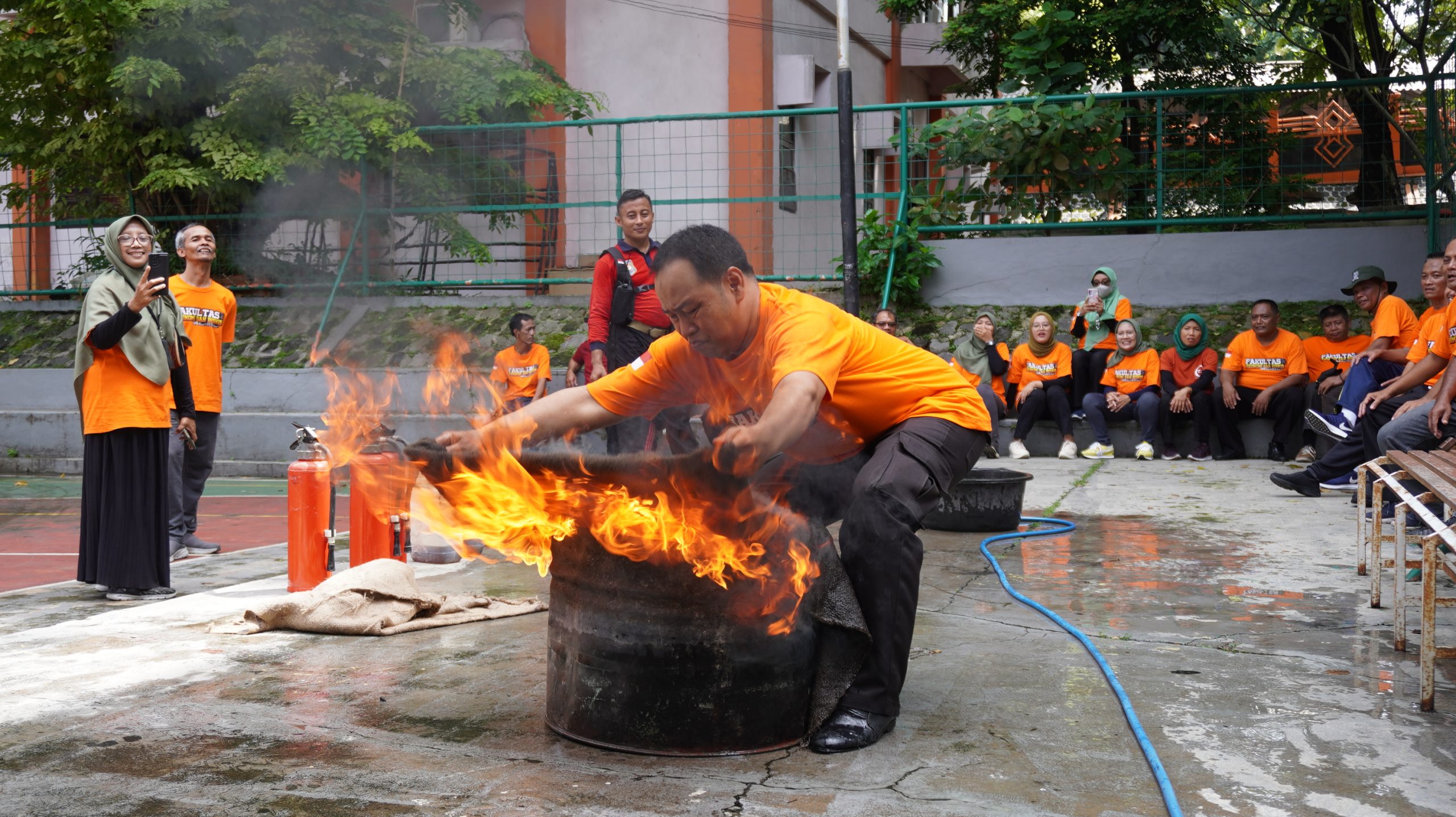 Tendik FEB Ikuti Pelatihan Mitigasi Kebakaran dan Simulasi Penggunaan APAR
