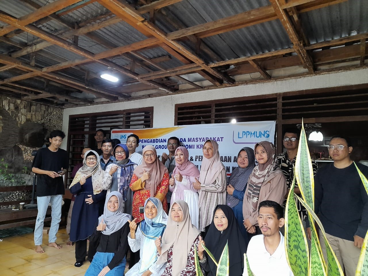 Tingkatkan Kemampuan Manajerial UMKM Kulit di Magetan, RG Ekonomi Kreatif FEB UNS Berikan Pelatihan Pembukuan Sederhana berbasis Aplikasi