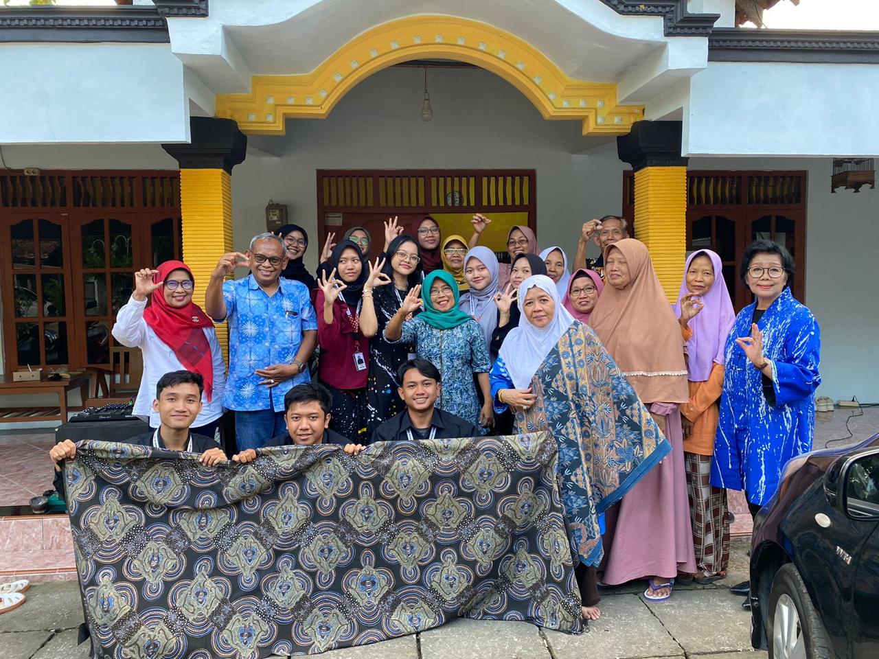 Dampingi UKM Putri Kawung Klaten, Tim Pengabdian Masyarakat FEB UNS Beri Edukasi Pengembangan Digital Marketing dan Pewarnaan Alam