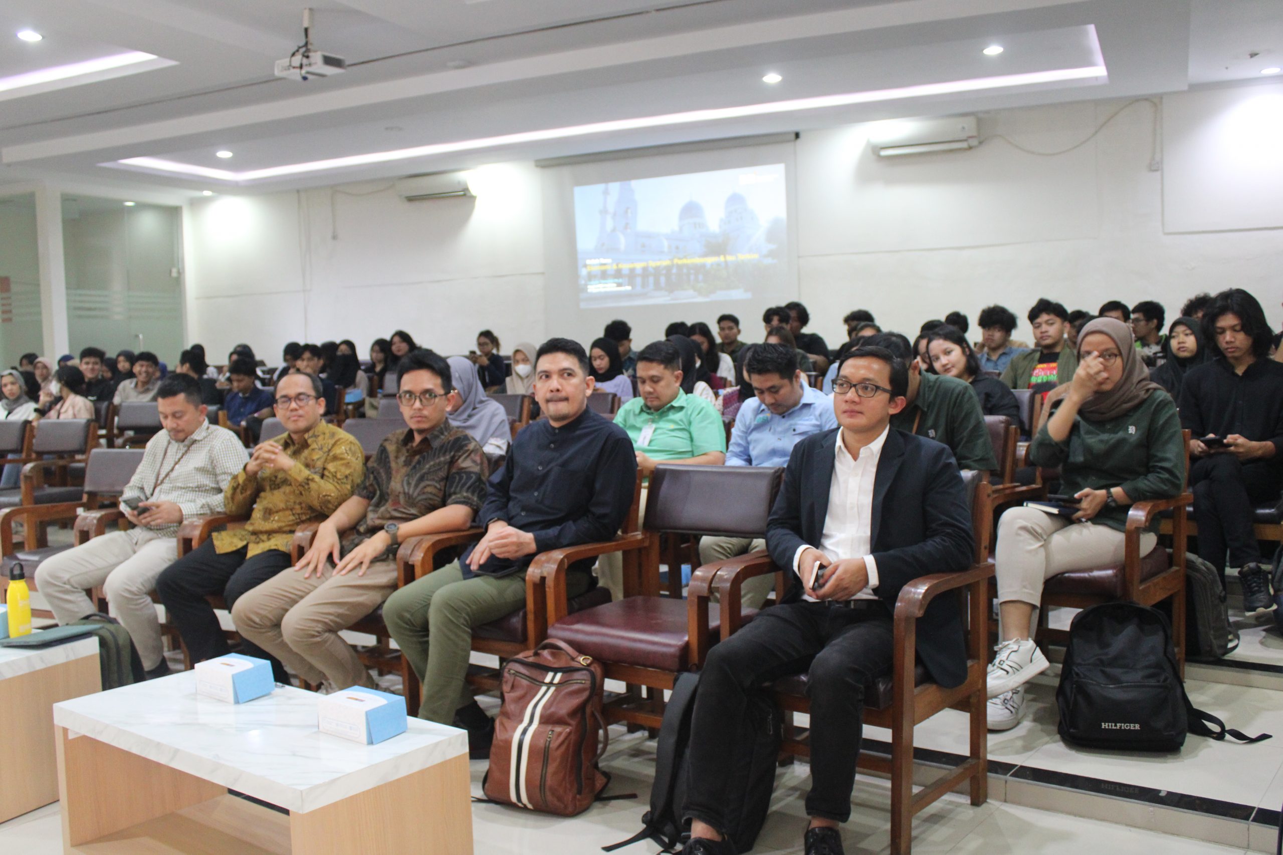 FEB UNS Kerja Sama dengan BSI Institute Gelar Kuliah Dosen Tamu