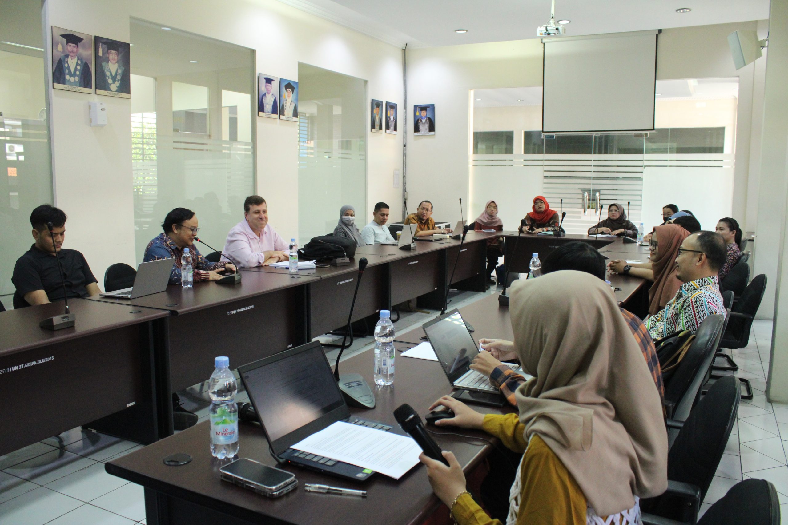 Working Paper Series Hadirkan 3 Presenter FEB UNS dan Pembahas dari Khalifa University Qatar