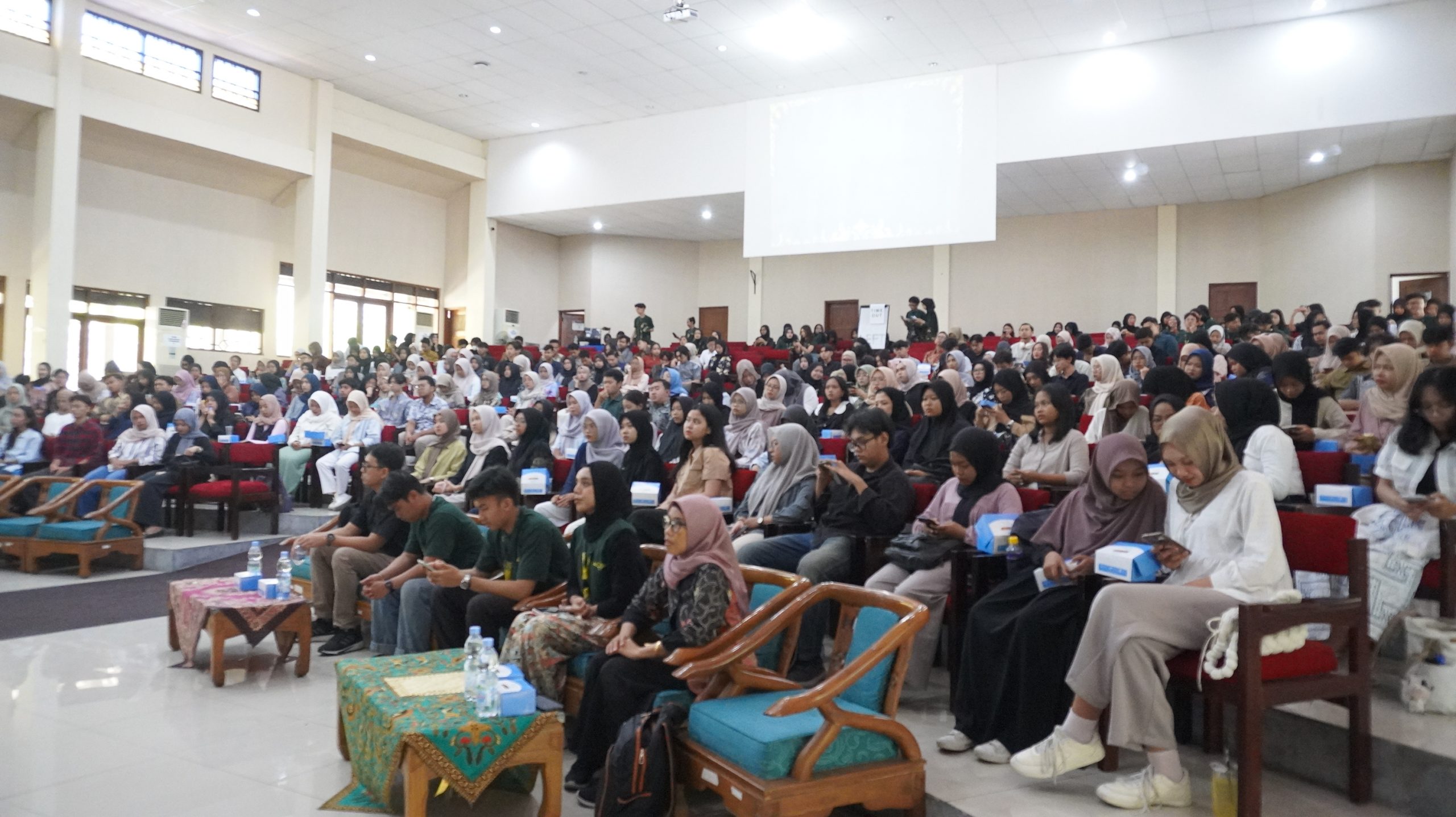 Lebih dari 300 Peserta Ikuti Seminar Nasional Optimalisasi Potensi Generasi Muda dalam Mewujudkan Ekonomi Sirkular melalui Media Sosial dan Budaya