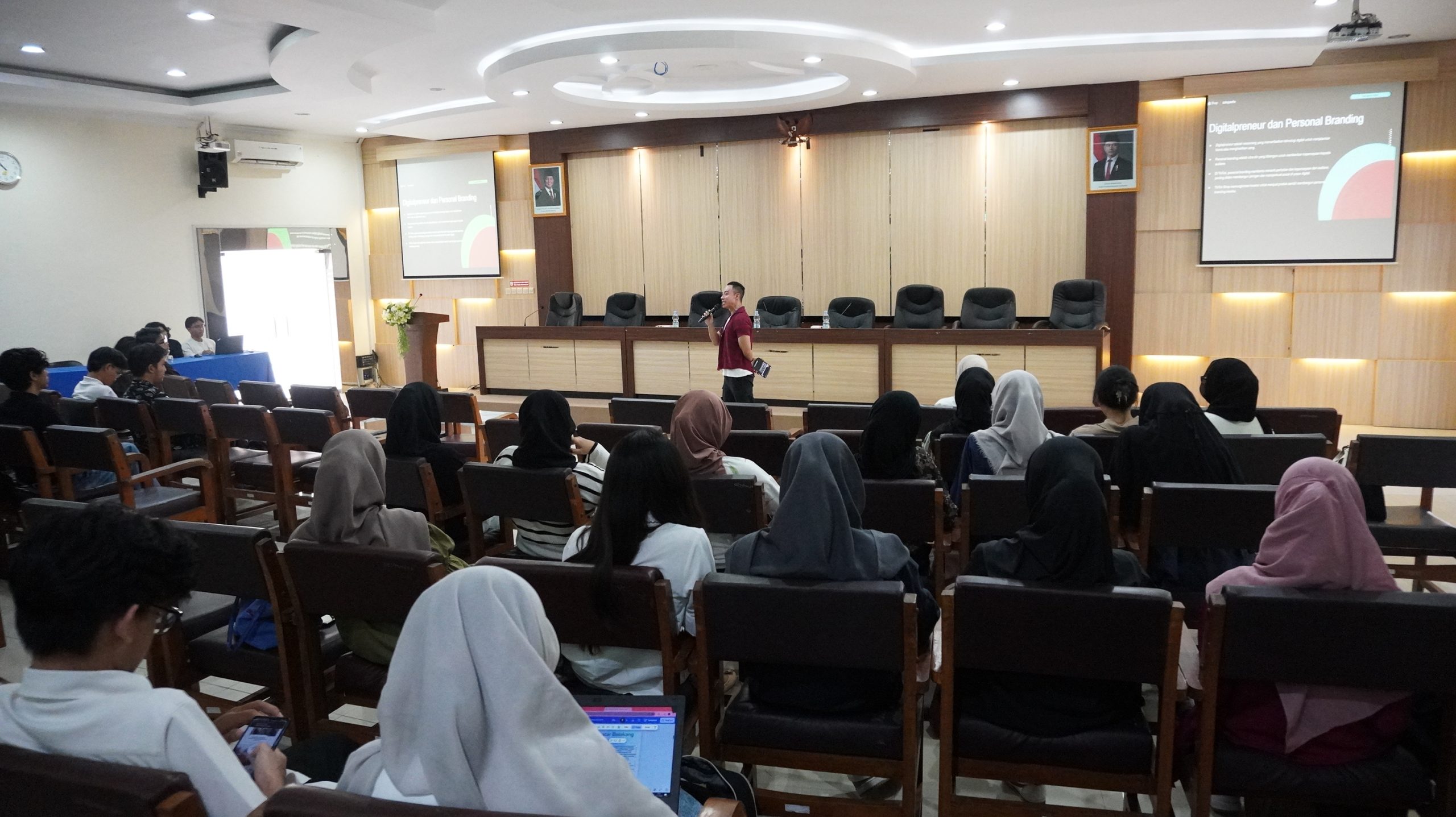 Kuliah Umum Prodi S1 Bisnis Digital: Jual Produk Sambil Membangun Personal Branding